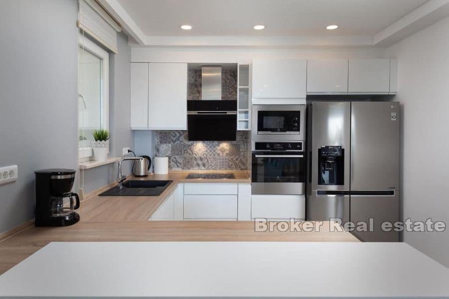 Villa med pool och havsutsikt