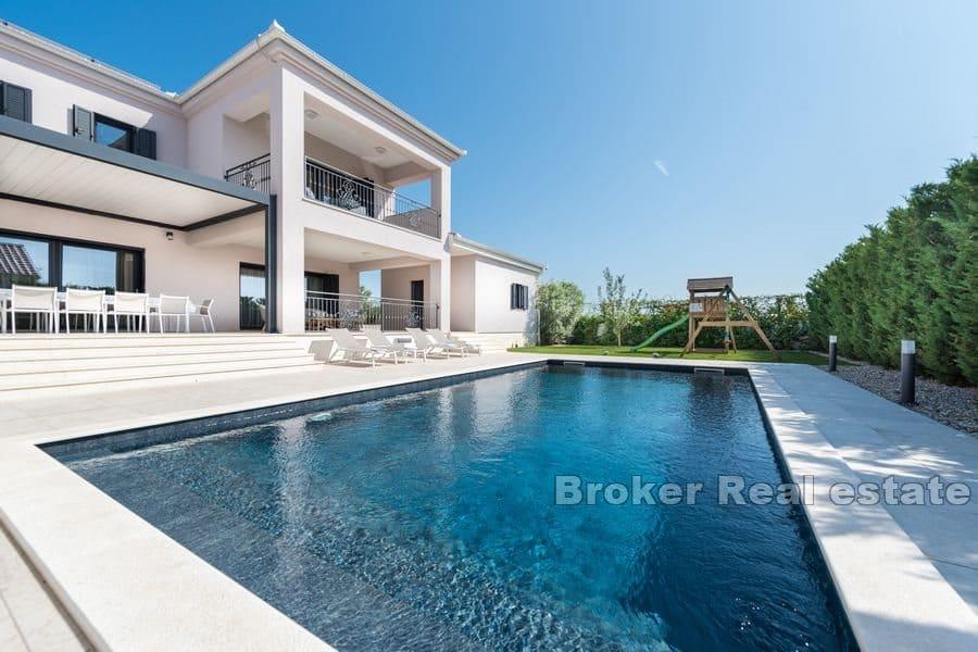 Villa de luxe nouvellement construite avec piscine