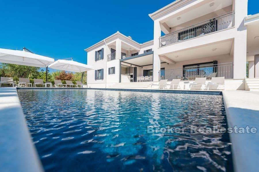 Nově postavená luxusní vila s bazénem