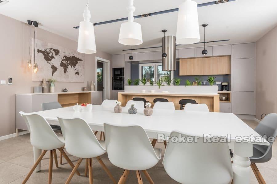 Villa de luxe nouvellement construite avec piscine