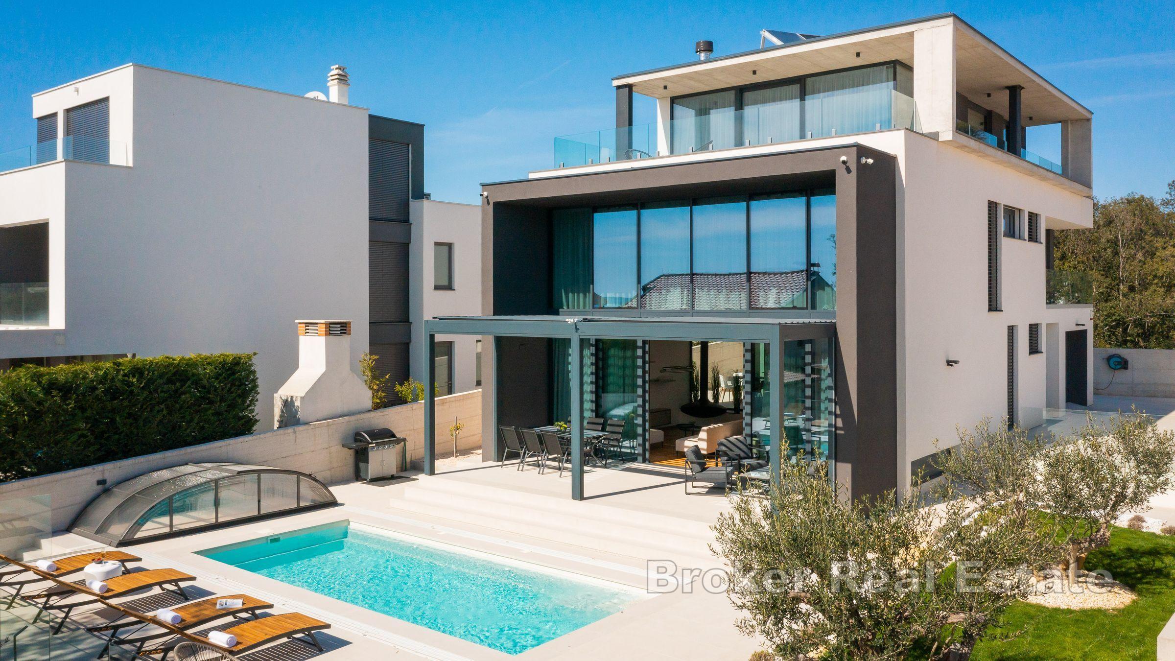 Atrakcyjna willa z basenem blisko morza