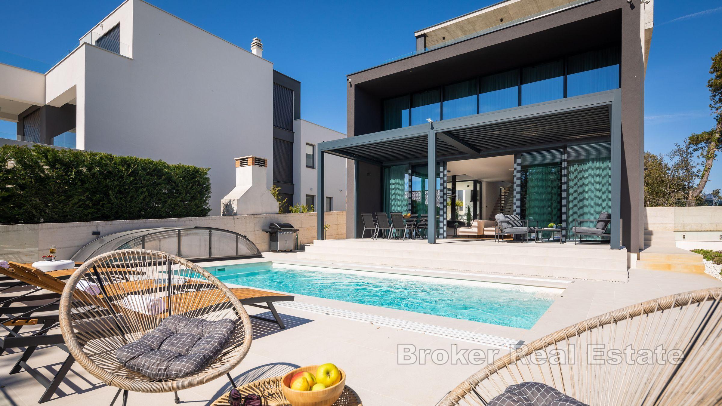 Atraktivna vila s bazenom u blizini mora