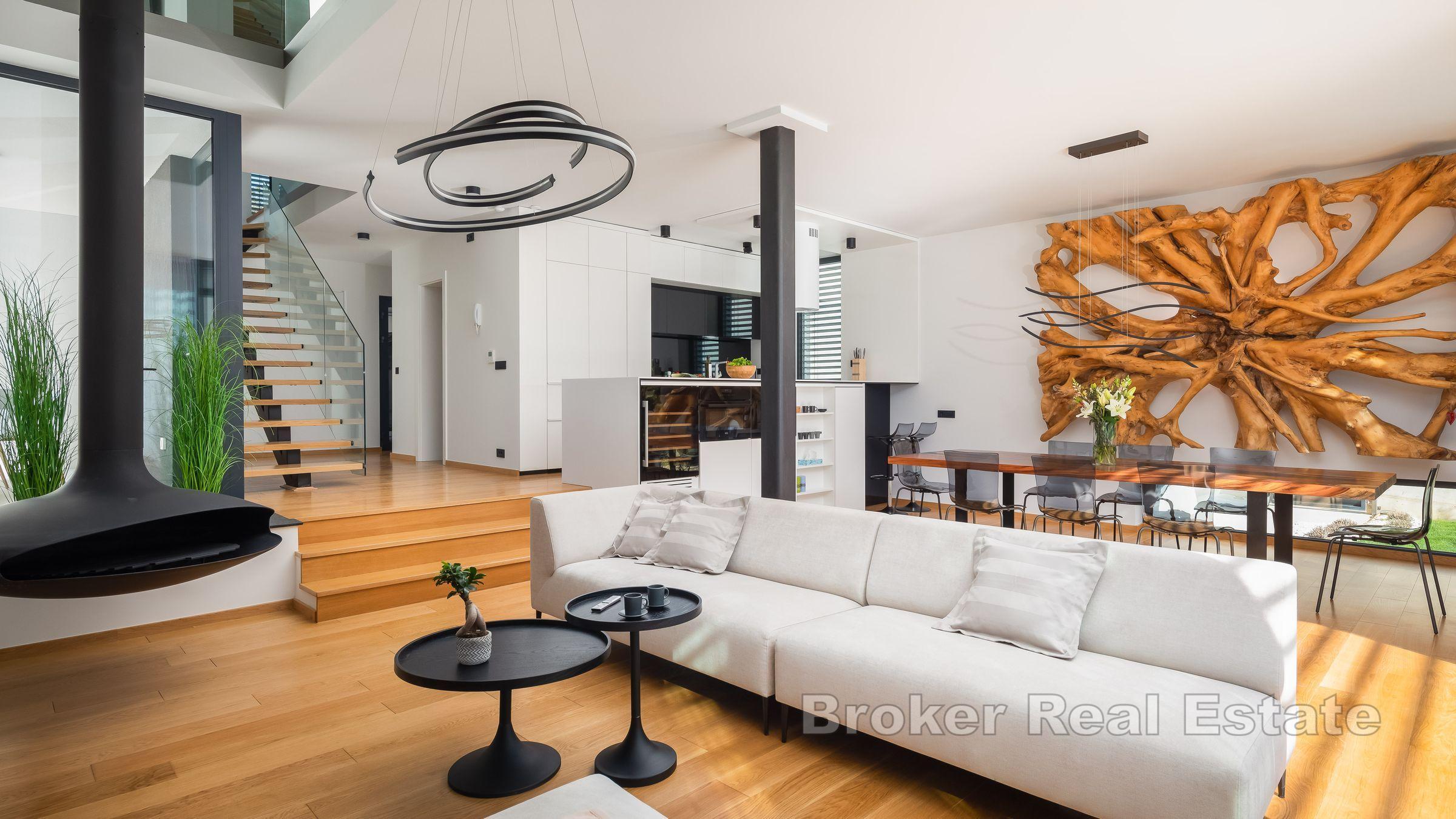 Attraktiv villa med basseng nær sjøen