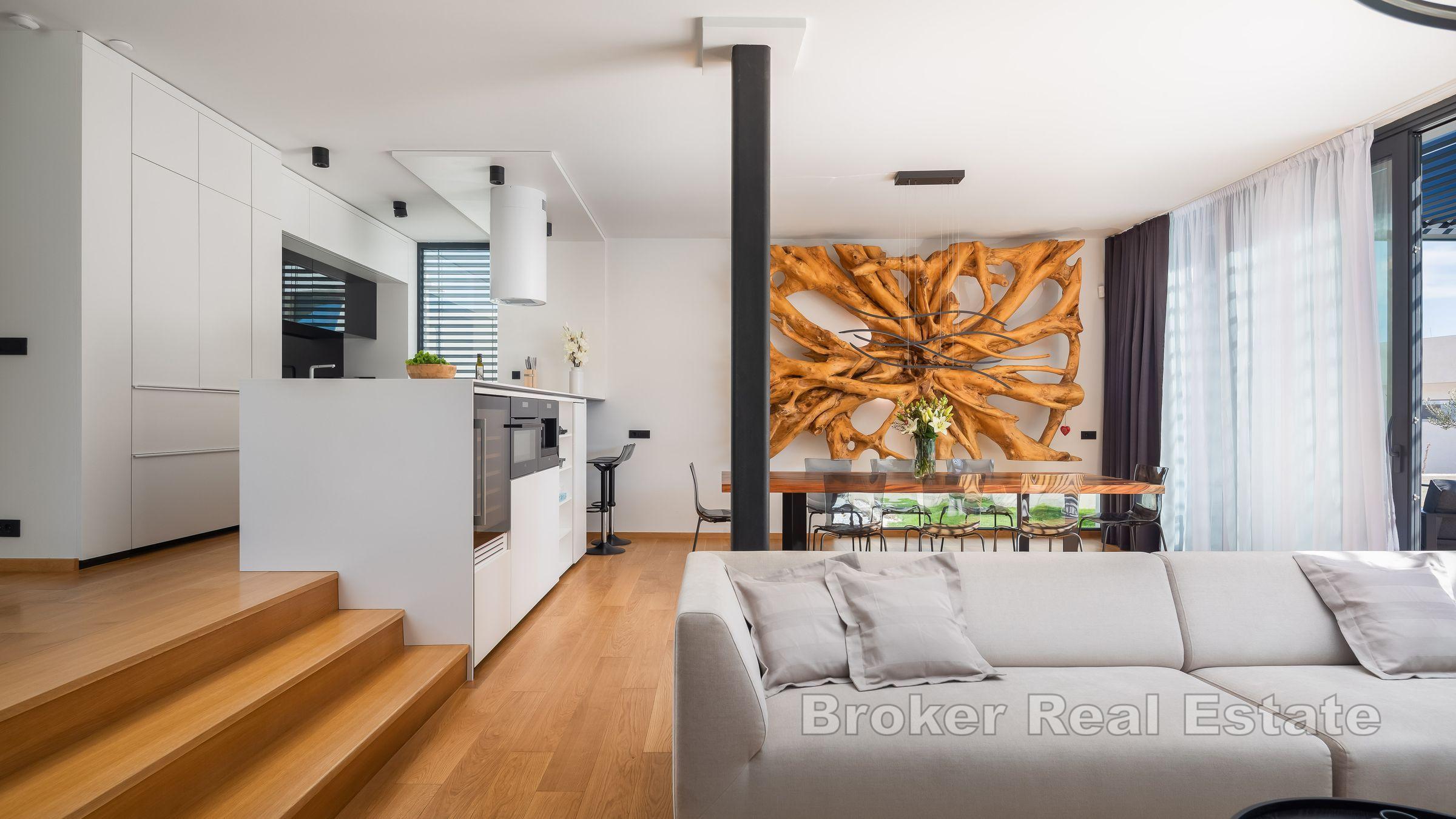 Attraktiv villa med basseng nær sjøen