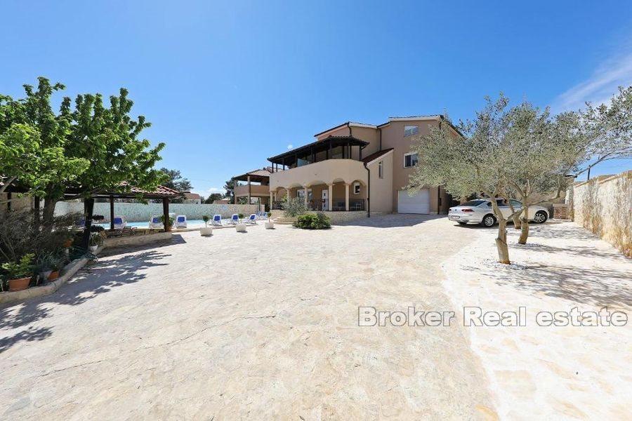 Maison avec piscine près de la mer