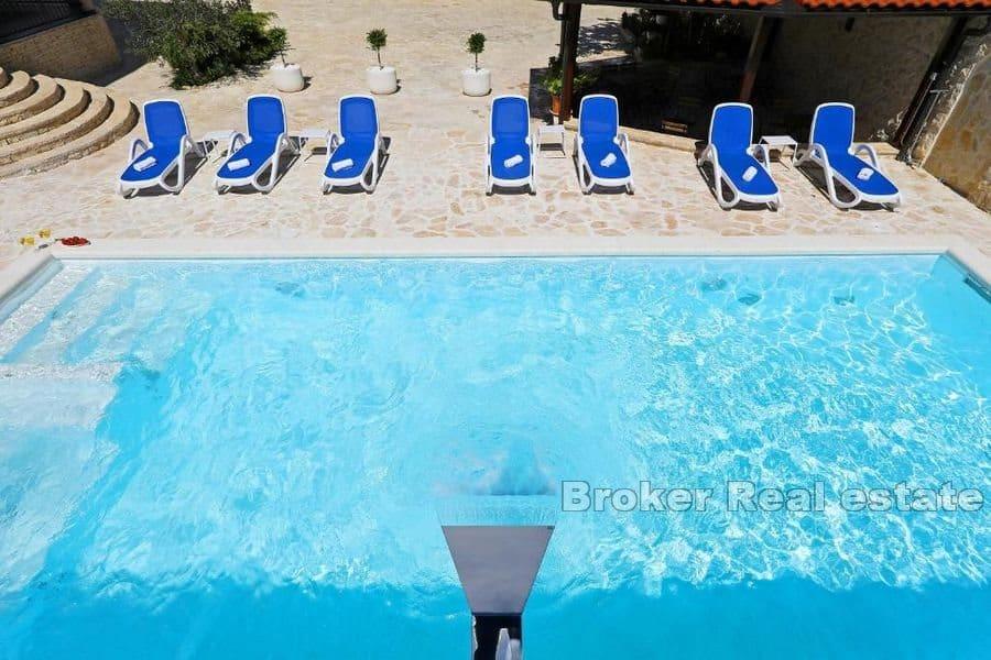 Hus med pool nära havet