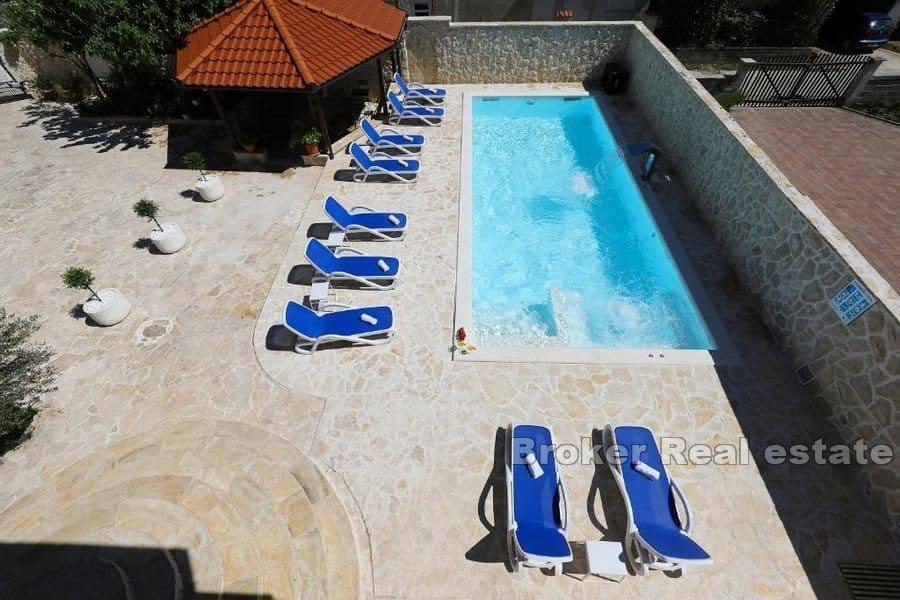 Hus med pool nära havet