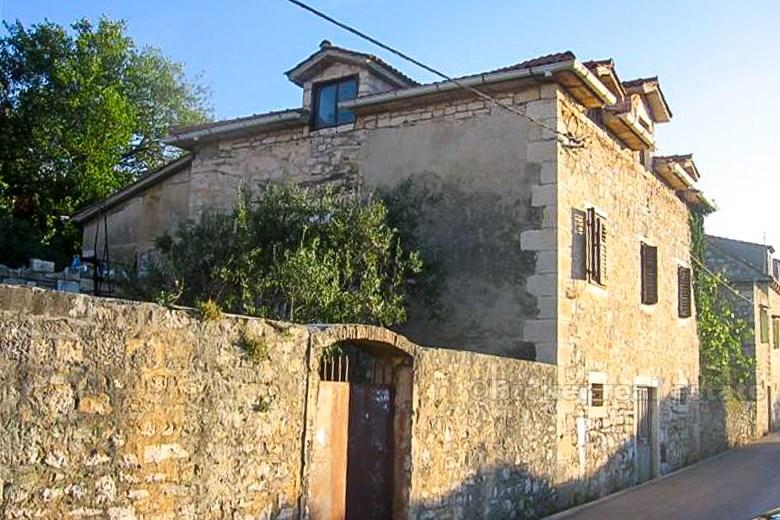 House with 5 apartments, na prodaju