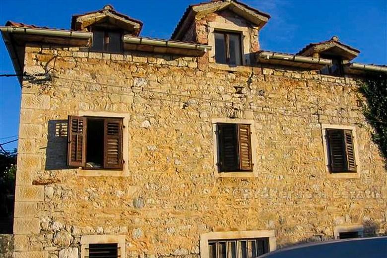 House with 5 apartments, na prodaju