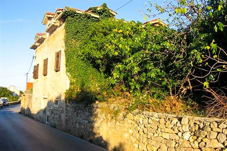 House with 5 apartments, na prodaju