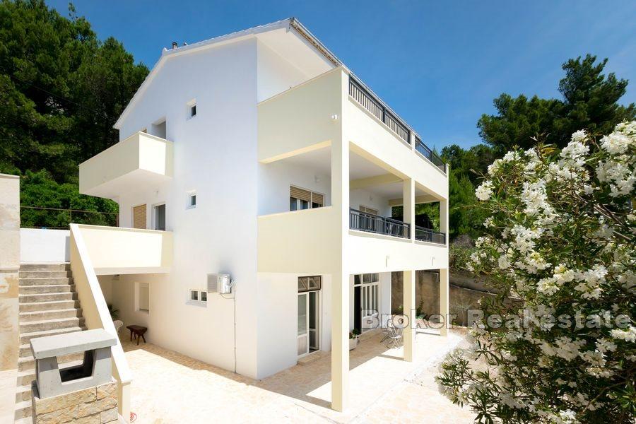 Apartment house with sea view