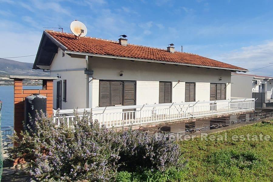 Stambeno-poslovna zgrada prvi red do mora