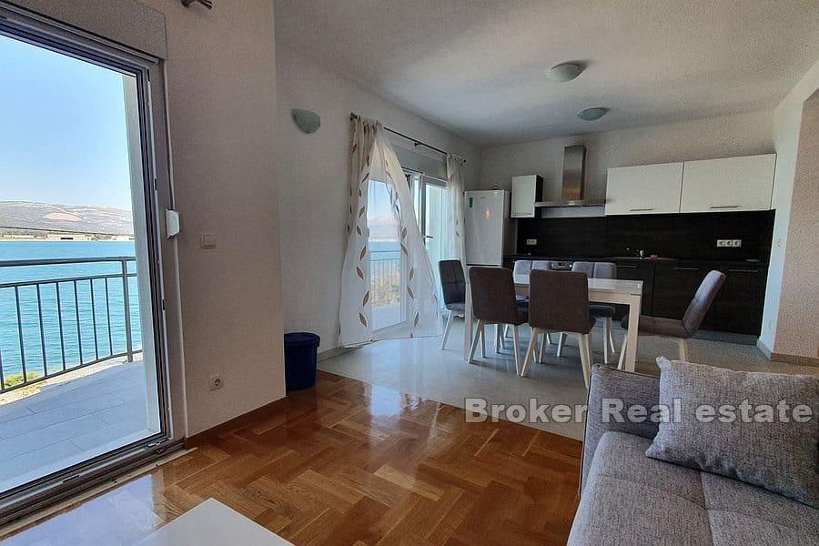 Kuća s tri apartmana uz plažu i more