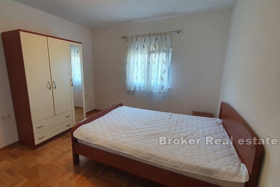 Kuća s tri apartmana uz plažu i more