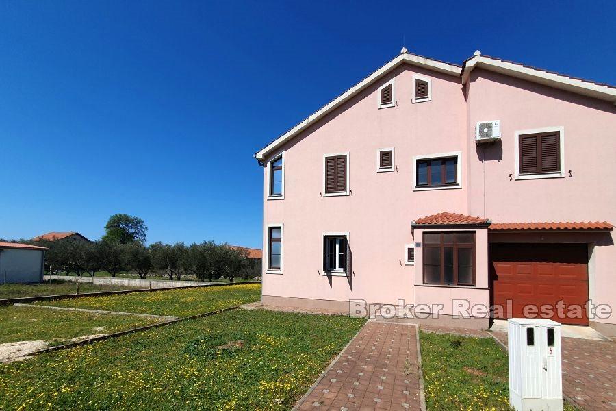 Obiteljska kuća u mirnome okruženju