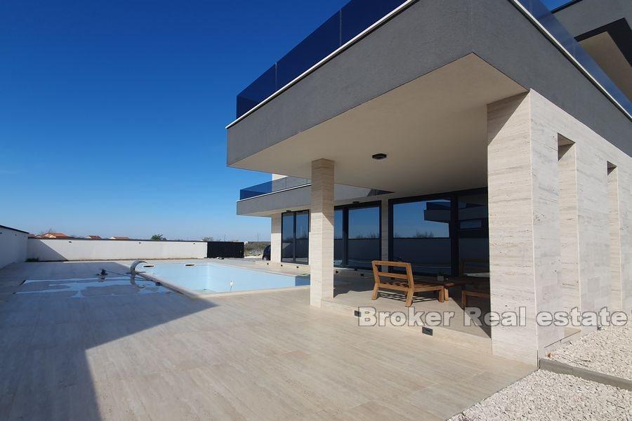 Bellissime ville con piscina in un nuovo insediamento