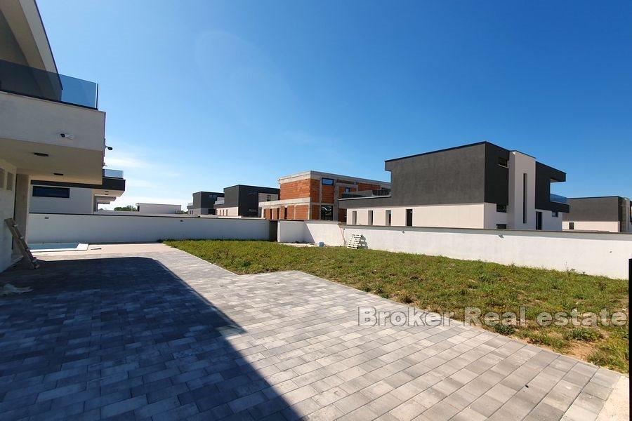 Bellissime ville con piscina in un nuovo insediamento