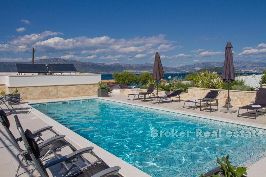 Maison avec piscine au premier rang face à la mer