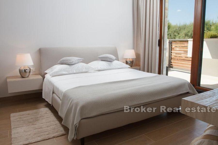 Дом с бассейном в первом ряду от моря