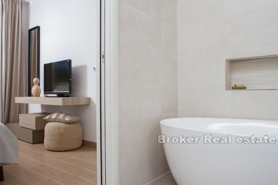 Haus mit Pool in erster Reihe zum Meer