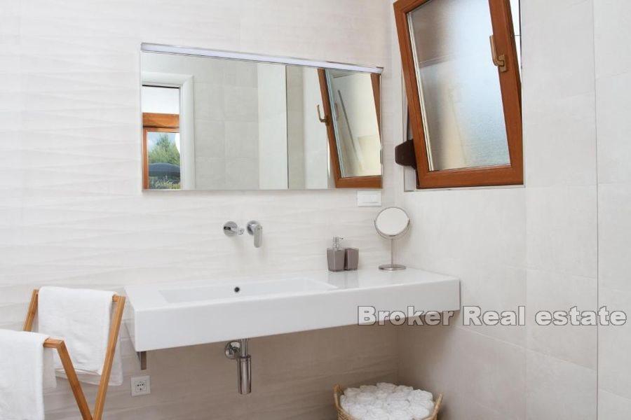 Haus mit Pool in erster Reihe zum Meer