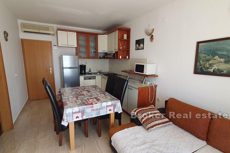 Многоквартирный дом с рестораном в первом ряду от моря