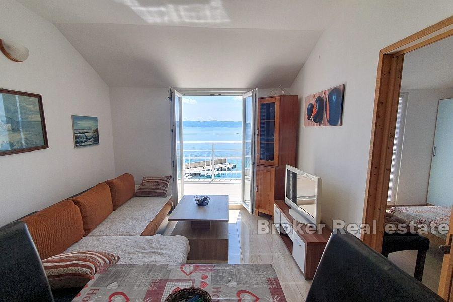 Palazzina con ristorante in prima fila sul mare