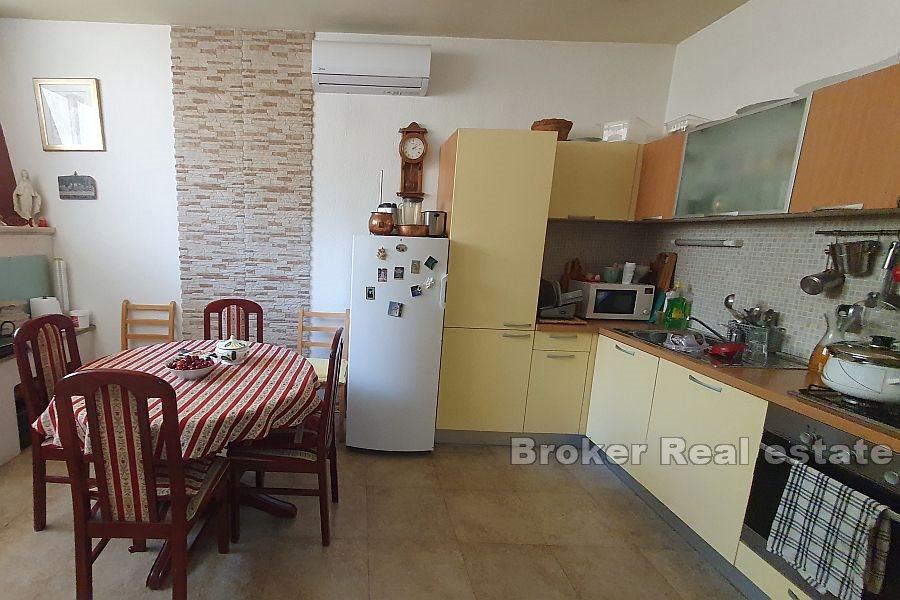 Многоквартирный дом с рестораном в первом ряду от моря