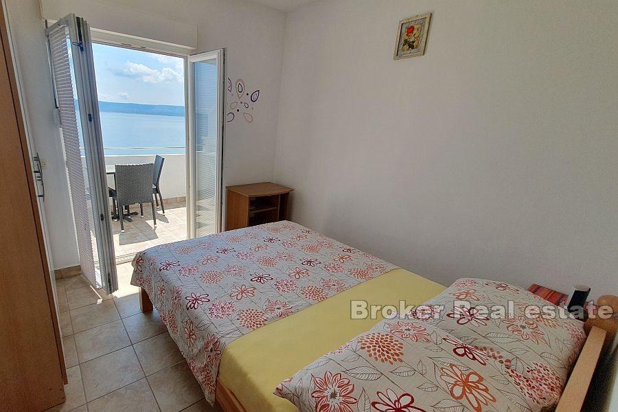 Многоквартирный дом с рестораном в первом ряду от моря