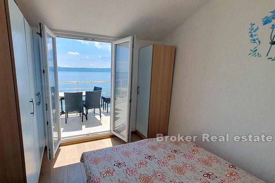 Apartmánový dům s restaurací v první řadě k moři