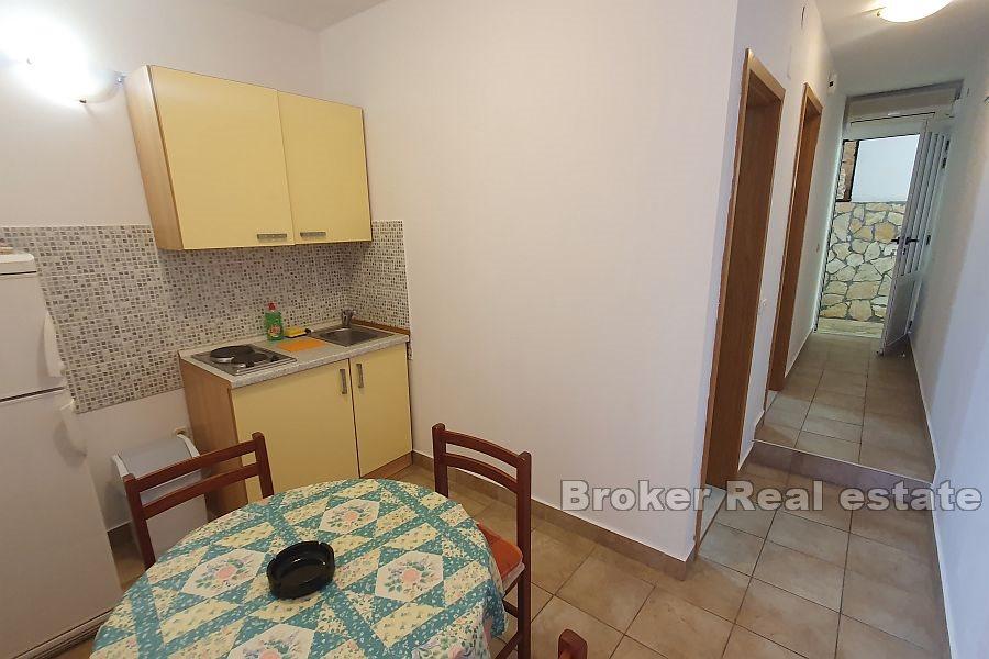 Apartmánový dům s restaurací v první řadě k moři