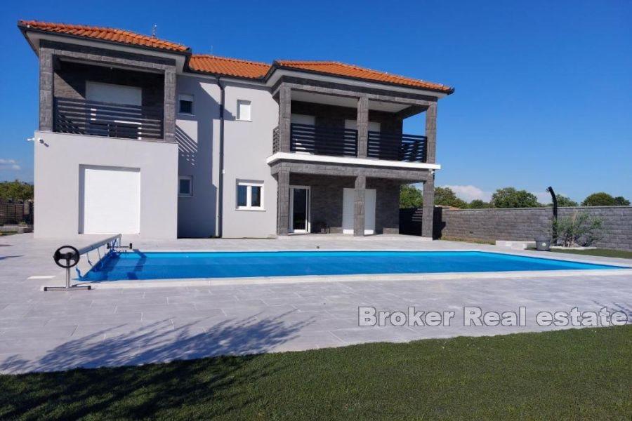 Villa nouvellement construite avec piscine