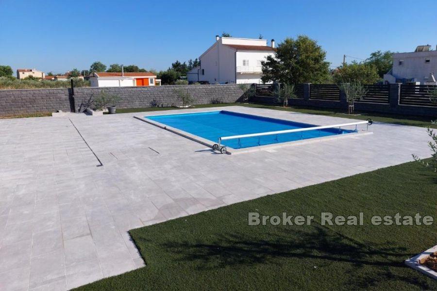 Villa nouvellement construite avec piscine