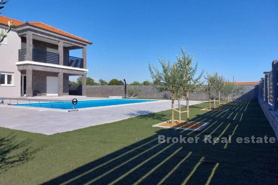 Villa nouvellement construite avec piscine