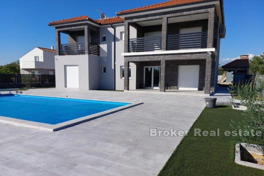 Villa nouvellement construite avec piscine
