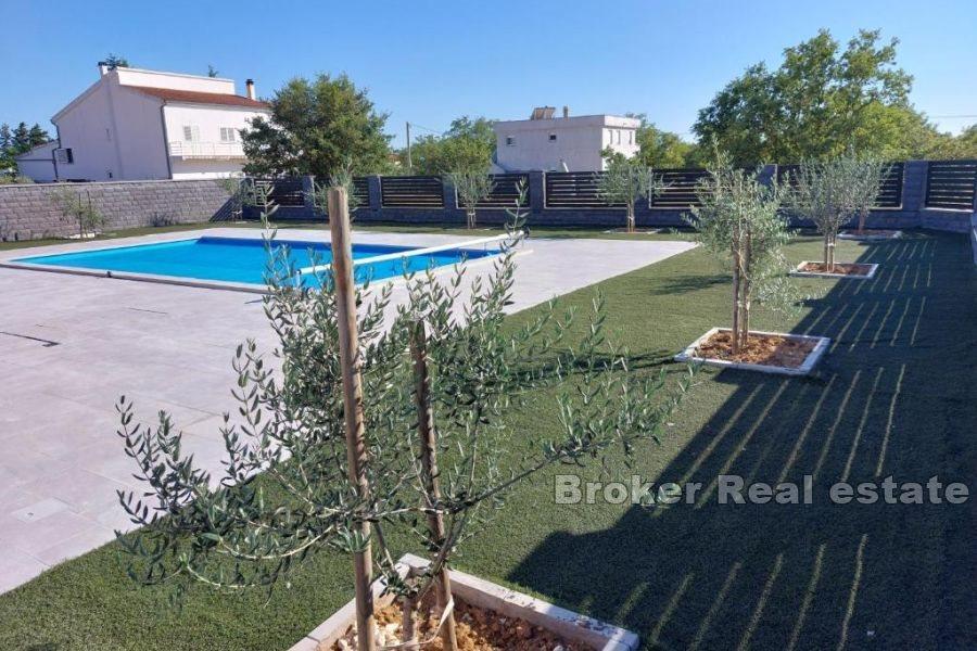 Villa nouvellement construite avec piscine