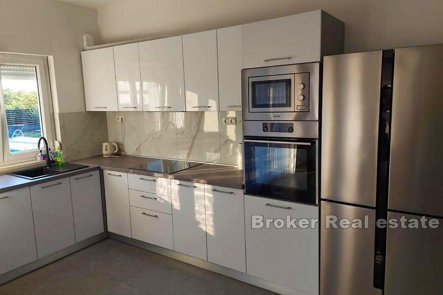 Nybygd villa med basseng