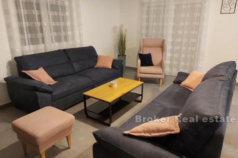 Nybygd villa med basseng