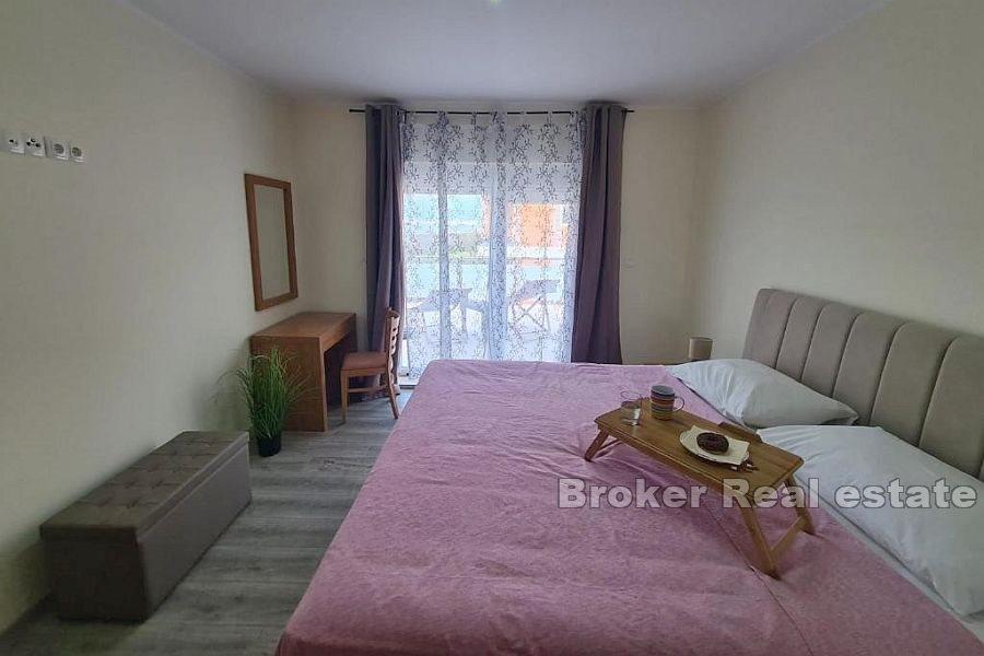 Frittliggende feriehus med basseng