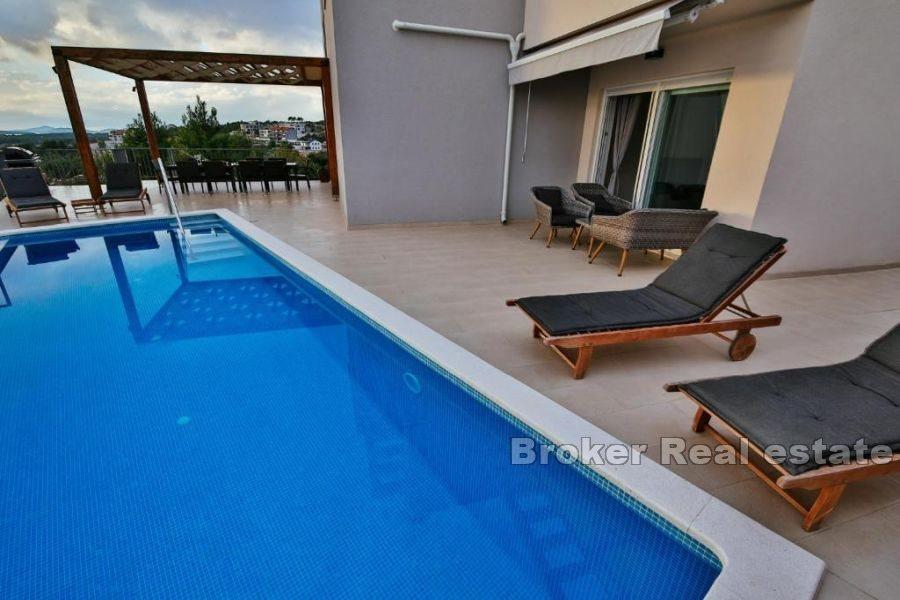House with pool and sea view