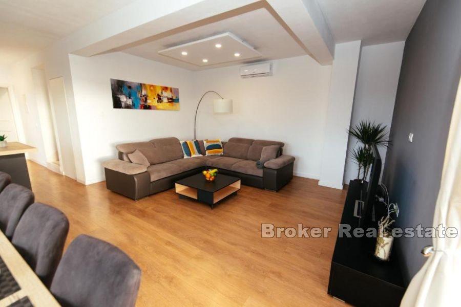 House with pool and sea view