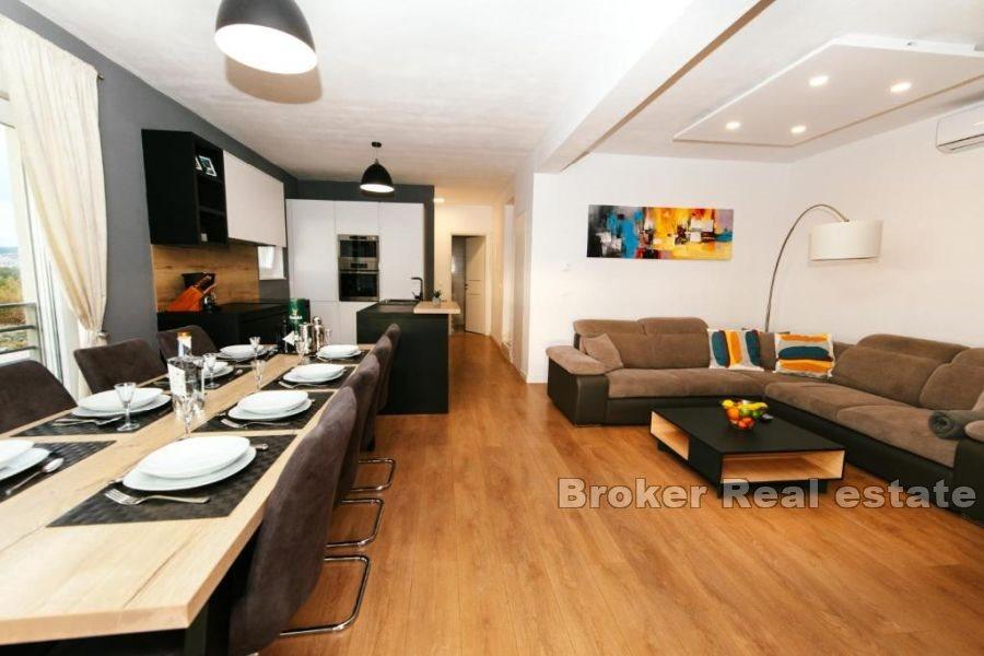 Дом с бассейном и видом на море