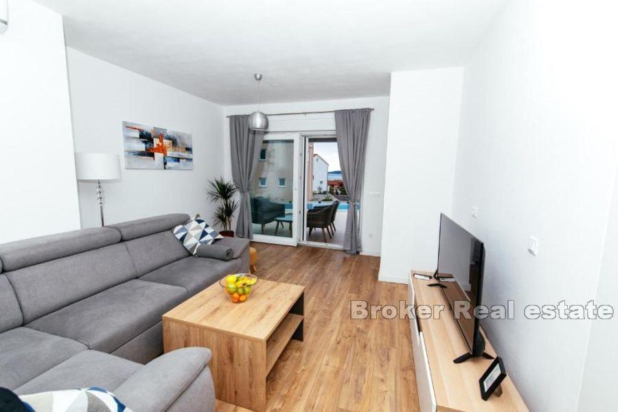 House with pool and sea view