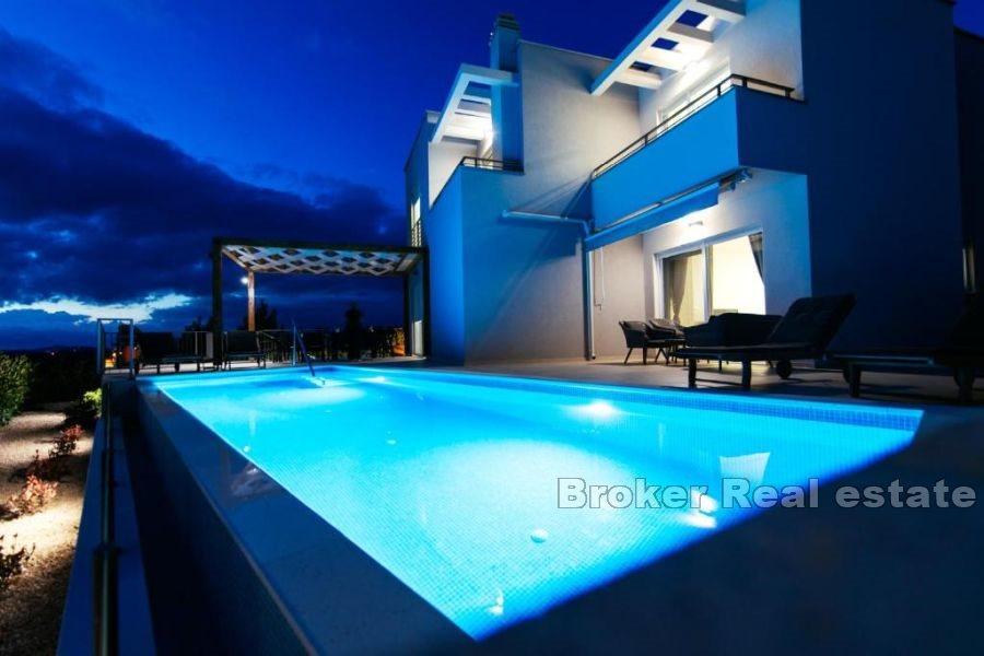 Dům s bazénem a výhledem na moře