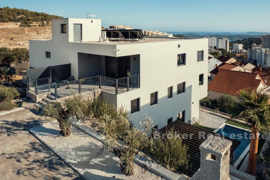 Appartement exclusif de quatre chambres avec piscine