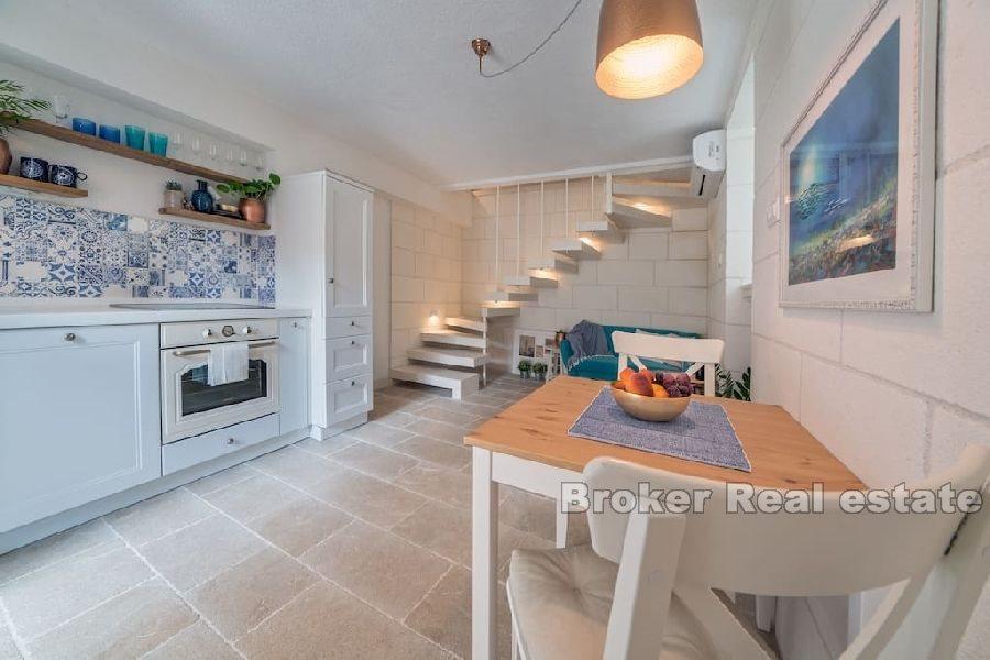 Каменный дом недалеко от набережной и моря