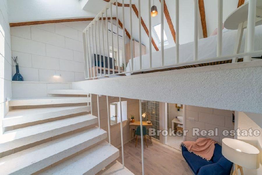 Каменный дом недалеко от набережной и моря