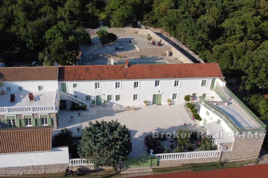 Obnovljeni ljetnikovac s bazenom