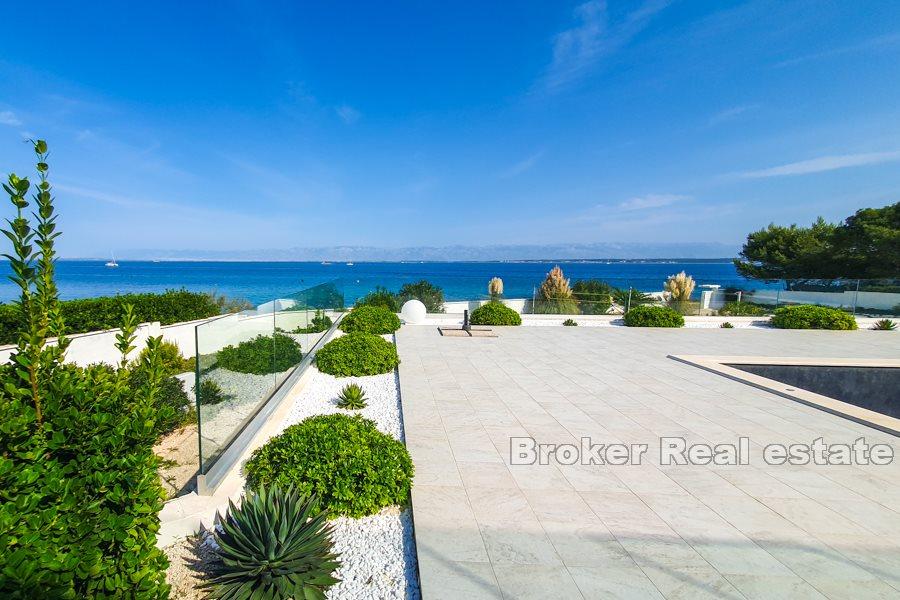 Spacious villa in the first row to the sea