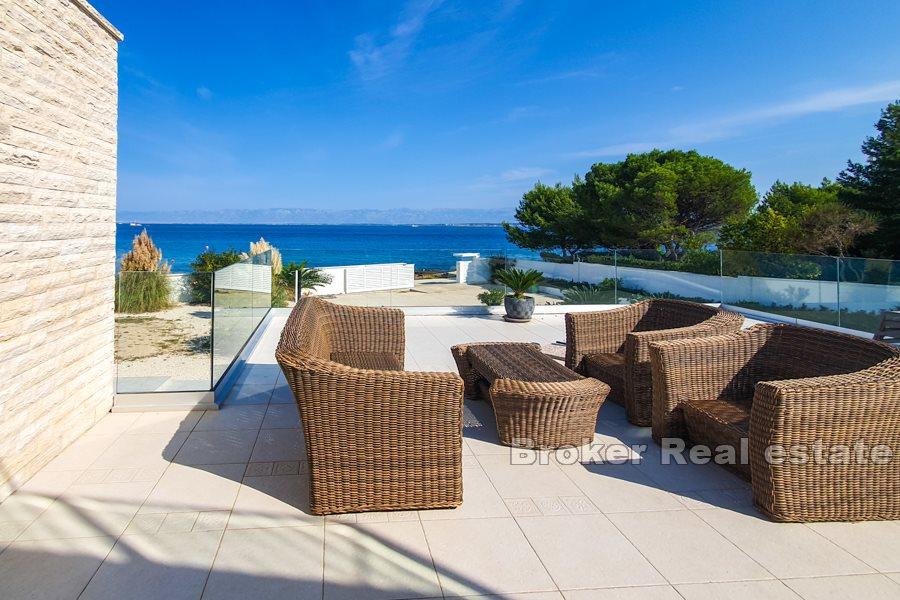 Villa spacieuse au premier rang de la mer